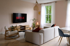 Entire Home - Classic Chelsea Town House Maisonette